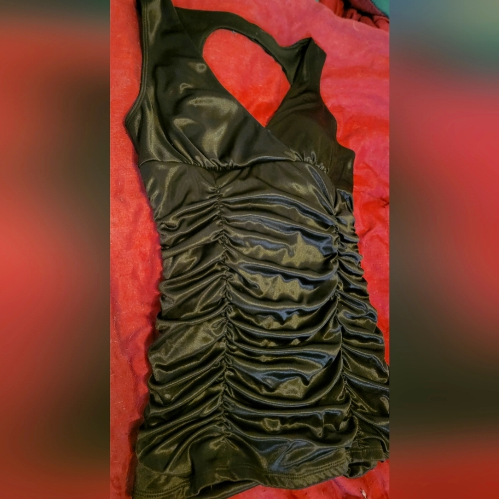 Form-fitting top with ruching.